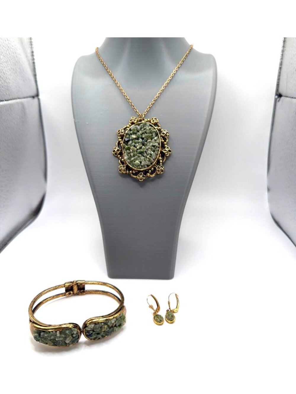 Vintage 1970s Gold-Tone Green Jade Chip Set Pendant Necklace Bracelet Earrings - Picture 3 of 13